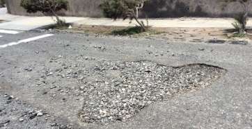 Gran socavón en la carretera trasera de Taliarte (Foto TA)