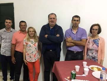 La pregonera Dolores González (d) acompañada por los miembros del colectivo vecinal de Los Arenales y del concejal Juan Martel (Foto TA)