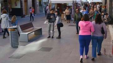 Imagen de archivo de viandantes en la zona comercial de San Gregorio (Foto TA)