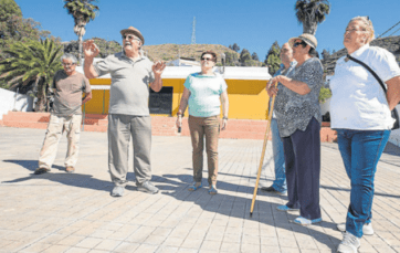 En la antigua escuela: Carmelo SuaÌrez, segundo por la izquierda, y sus vecinos asisten atoÌnitos al trato que les dispensa Telde (Foto C7 / Borja Suárez)