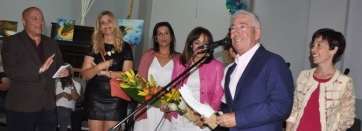 Francisco Santiago recibe el reconocimiento del público tras pronunciar el pregón de las fiestas (Foto Teldeenfiestas.com)