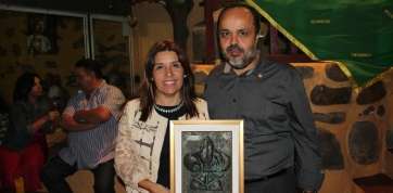 La alcaldesa Carmen Hernández (i) recibe una placa de manos de Luis Perera (Foto TA)