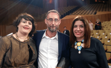 José Naranjo (c) junto a las nacionalistas Celeste López (i) y Carmen Hernández (d), tras la gala de los Premios Canarias 2016
