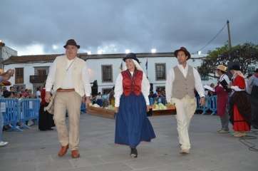 La alcaldesa, flanqueada por el vicealcalde (d) y el concejal de Festejos (i) (Foto TA)