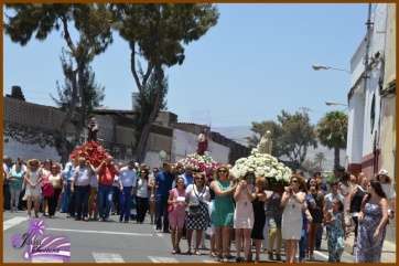 Momento de la procesión de este mediodía por las calles de San Antonio (Foto F.J. Santana)