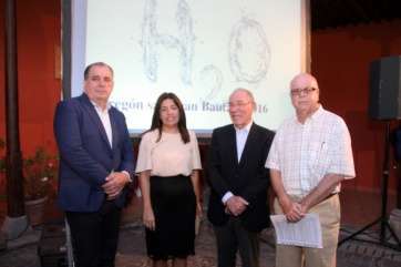 El cronista con la alcaldesa, concejal de Festejos y el  párroco de San Juan (Foto Jesús Ruiz Mesa)