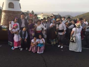 Grupo de romeros en la fiesta popular de esta tarde-noche en La Breña (Foto TA)