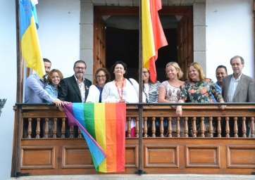 Imagen del izado de la bandera arcoiris por primera vez en la historia de Telde, el pasado mes de mayo (Foto TA)