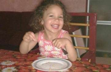 La niña Iraya, siempre sonriente (Foto TA)