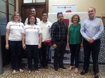 La concejala accidental de Servicios Sociales, Marta Hernández, con representantes de Cruz Roja (Foto TA)