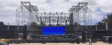 El escenario sobre el que Manolo García actuará este sábado en Telde va tomando forma (Foto TA)