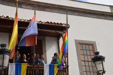 Imagen del izado días atrás de la bandera arco iris en el balcón de las Casas Consistoriales de San Juan (Foto TA)