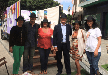 El concejal Gregorio Viera (i) y el cronista de la ciudad, Antonio González Padrón (d), junto a trabajadoras municipales y miembros del colectivo LGTBI (Foto TA)
