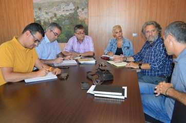 Hernández, con Díaz y el resto de concejales (Foto TA)