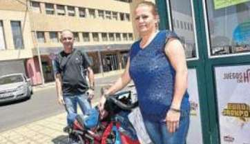 Domingo Gil y Águeda Suárez, con su hijo frente al Materno (Foto Juan Carlos Alonso-C7)