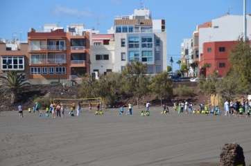 Actividad en la playa de Melenara (Foto TA)