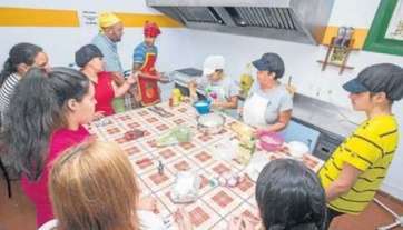 Vista parcial del ta- ller, en los fogones de la cocina de la Casa de la Juventud (Foto Borja Suárez-C7)