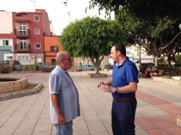 Eloy Santana, junto a un líder vecinal de Casas Nuevas (Foto TA)