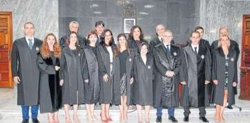 Los nuevos letrados de la Administración de Justicia posaron tras la jura con miembros de la sala de gobierno del TSJC (Foto Francisco Socorro-C7)