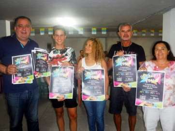 Miembros de la organización de las fiestas con el concejal Juan Martel (Foto TA)