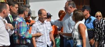 Víctor Santana (centro de la imagen), este mediodía en la plaza de San Juan, recibiendo las condolencias de miembros de la Corporación (Foto TA)