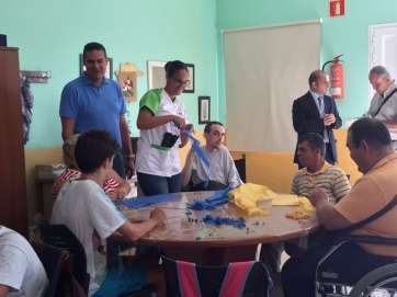 Momento de la visita del concejal Diego Ojeda a las actividades que se desarrollan en el COT (Foto TA)