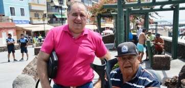 Juan Martel con Chele, apreciado vecino de Melenara y abuelo del periodista Nicolás Castellano, pregonero de las fiestas de este año (Foto TA)