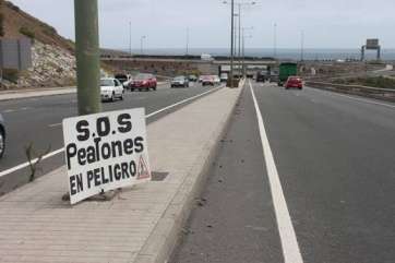 Carteles reivindicativos pidiendo más seguridad para los peatones en la entrada a Jinámar desde la GC-1 (Foto TA).