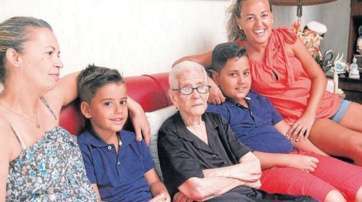 Juana Santana Cordero, junto a Loli y Mar Báez, dos de sus nietas, y a Joan y Cristian, dos de los bisnietos (Francisco Socorro)