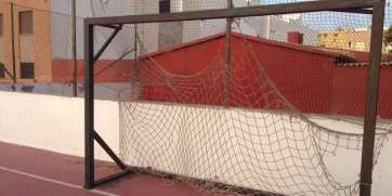 Estado de la portería y valla metálica del extremo naciente de la cancha (Foto TA)