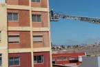 Intervención de los bomberos, este mediodía en los bloques de Los Marinos (Foto TA)