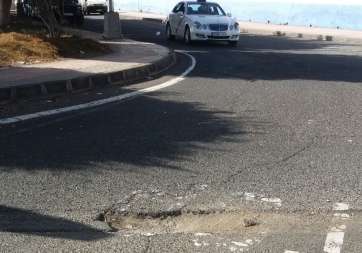 Imagen del bache ubicado al final de la calle de Acuarelista Elías Marrero, donde tuvo lugar el incidente (Foto TA)
