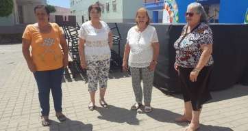 Las cuatro vecinas que oficiarán este viernes de pregoneras de las fiestas de El Caracol, junto al escenario colocado en la plaza (Foto TA)