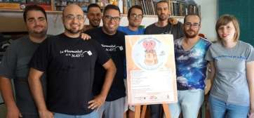 Miembros del colectivo Hermandad de la Mano en la sede en la que tendrá lugar la recogida permanente (Foto TA)