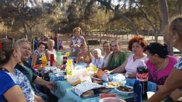 Encuentro del Colectivo de Mujeres Isadora Duncan con Paquita Álvarez (la tercera por la derecha, con una camisa verde) (Foto TA)