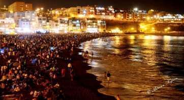 Panorámica de la playa de Melenara el pasado sábado durante los fuegos (Foto Adrián Negrín)