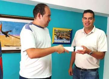 Diego Ojeda, con un miembro del colectivo Dis_Conforme (Foto TA)