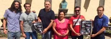 Los promotores del evento junto al edil Juan Martel y a la dirigente vecinal Julia Martel (Foto TA)