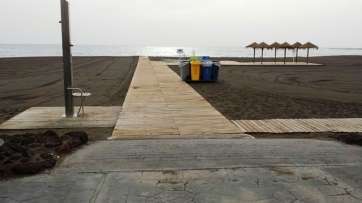 Pasarelas accesibles en la playa de Melenara, uno de los proyectos que en este ámbito impulsó el Cabildo en Telde en el anterior mandato (Foto TA)