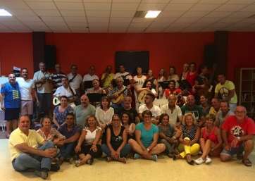 Foto de familia de los componentes de Tajea y Torna con el edil Juan Martel anoche durante un ensayo (Foto TA)