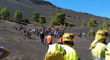 Concentración de amigos y familiares de Fran Santana, ayer, en La Palma (Foto Bomberos La Palma)