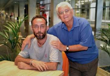 José Naranjo (izquierda), junto a su padre (Foto TA)