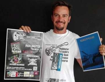 El impulsor del festival con la cartelería (Foto TA)