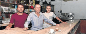 Ventura RamiÌrez con sus dos hijos, Ronald y Mario, tras la famosa barra del bar (Foto Juan Carlos Alonso / C7)
