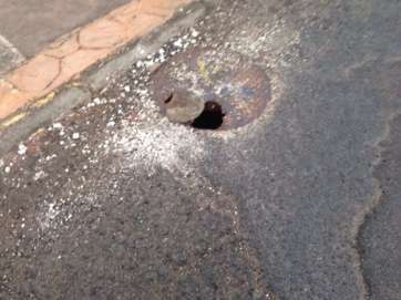 Alcantarilla corroída por el óxido en Playa del Hombre (Foto TA)