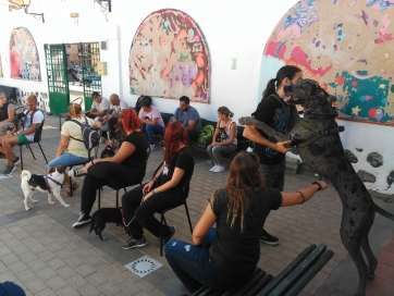 Imagen del curso de educación canina que se imparte en la Casa de la Juventud (Foto TA)