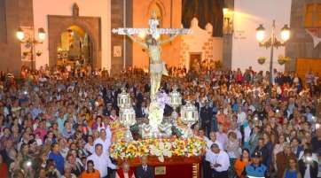 La imagen del Santo Cristo de Telde, esta noche iniciando su recorrido por el enclave de San Juan (Foto Antonio Alí)
