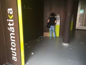 Una usuaria realiza una transacción rodeada por suciedad (Foto TA)