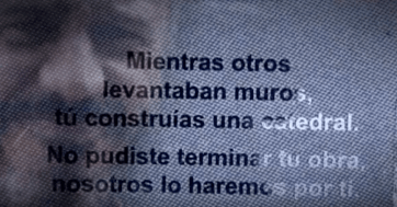 Texto que figura en la placa en recuerdo de Fran Santana (Fotograma de la emisión de RTVC)
