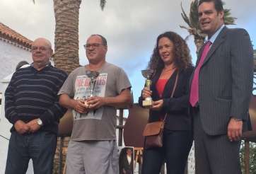 La dupla ganadora, Pedro Monzón y Susana Castro, junto a Fernando Ojeda Quintana (i) y Diego Ojeda (d)